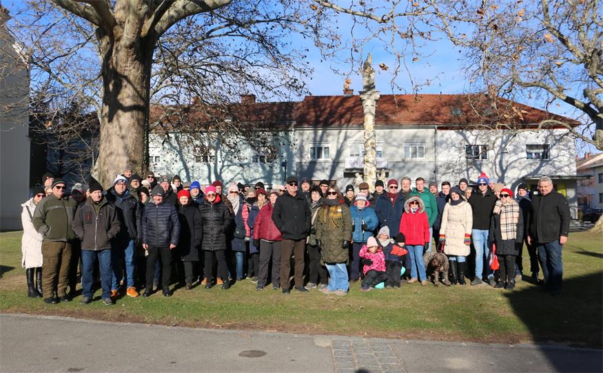 Silvesterwanderung. Zahlreiche Wanderer verabschiedeten mit der Volkspartei Neckenmarkt das vergangene Jahr.