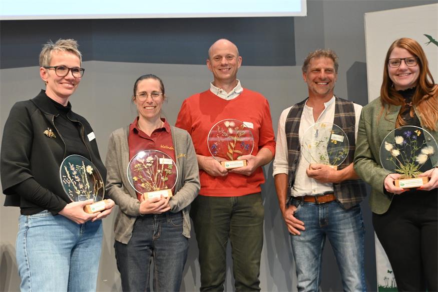 Silvia Fruhmann, Carmen Petutschnig-Erschen (Kärnten) , Michael Halbfurter (Osttirol), Alois Kiegerl (Weststeiermark) und Irene Lüdemann (Niederösterreich) wurden zu den diesjährigen Biodiversitäts-Botschafter:innen gekürt. Foto: Jolanda Tomaschek