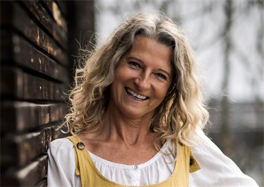 Silvia Hoanzl lebt und arbeitet in Neustift bei Schlaining. Ihre Arbeiten wurden bereits in Wien, im Burgenland, in Italien, Ungarn und auf Kreta gezeigt. Nun kehrt sie mit einer großen Schau in die Region zurück.