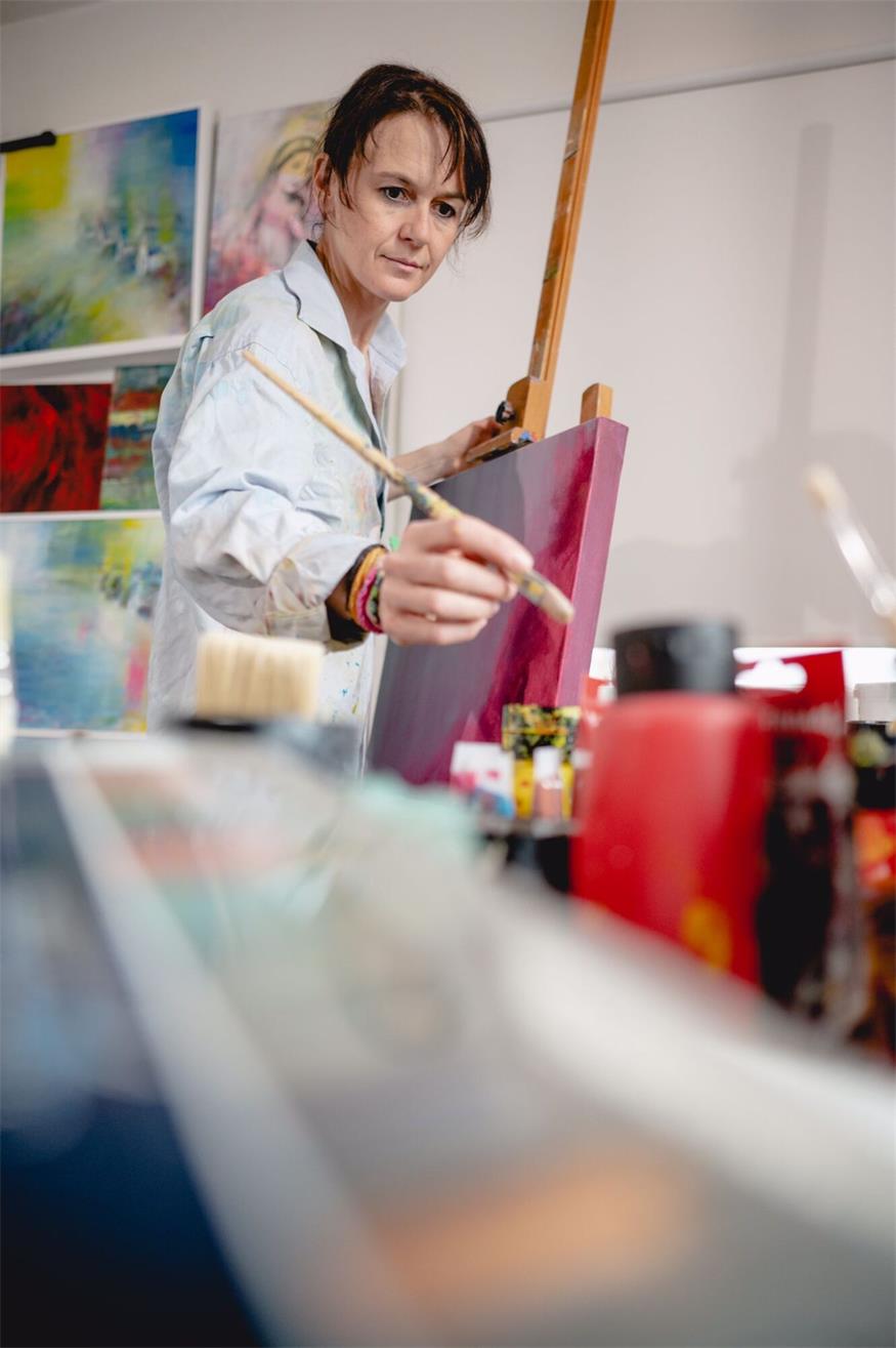 Silvia Lehner in ihrem Großhöfleiner Atelier. Am 5. Mai präsentiert sie hier im alten Badhaus in Großhöflein ihre neuesten Werke. 