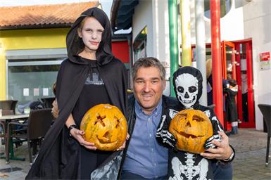 Simon, Christoph und Marie Mattis hatten beim Schnitzen des Halloween-Kürbisses sichtlich viel Spaß. 