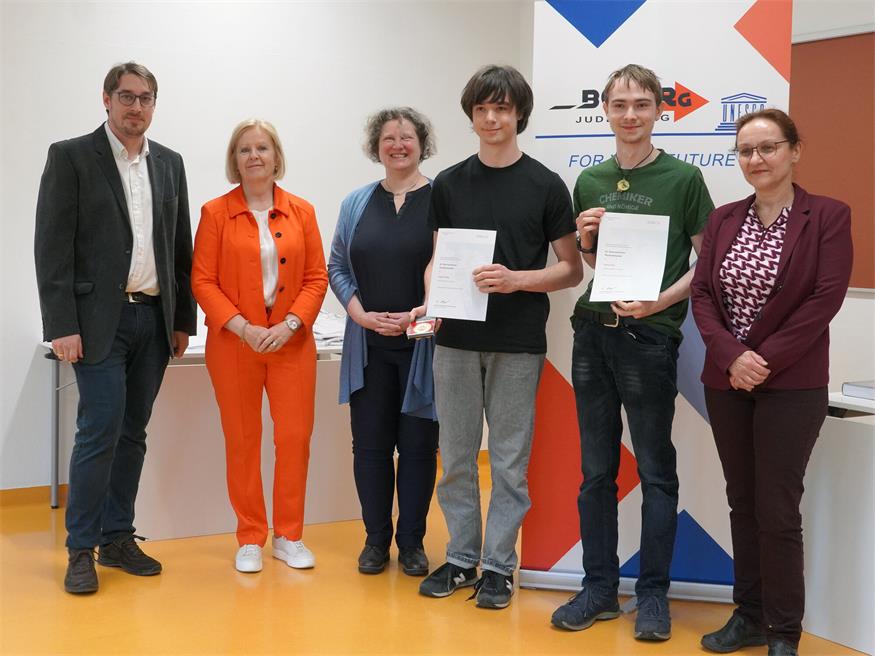 Simon Fink (2. v.r.) gewinnt die Österreichische Physikolympiade.