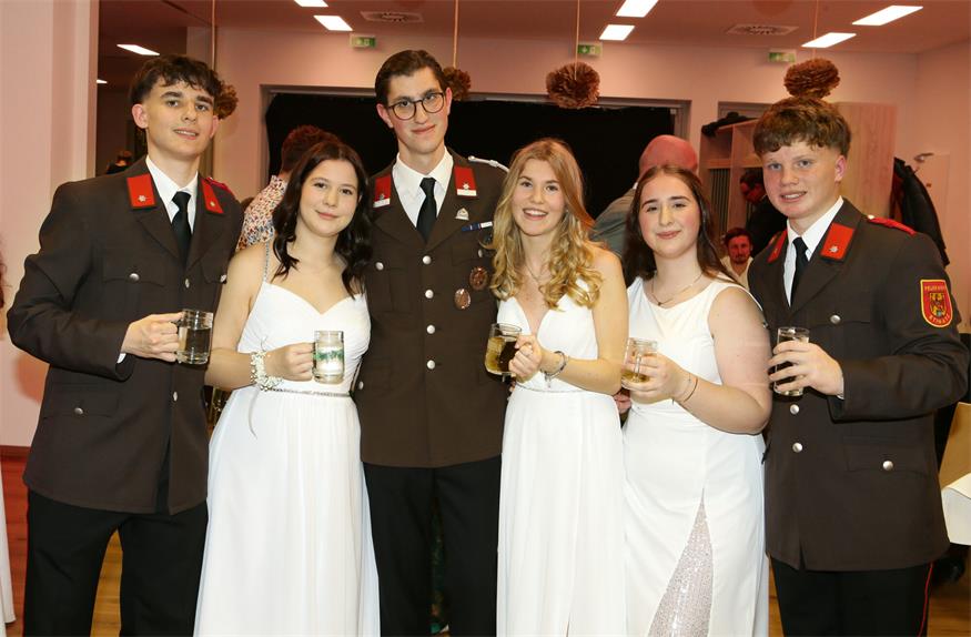 Simon Palatin, Lea Horvatits, Manuel Hörmann, Lena Kornhofer, Clara Stipsits und Paphael Zsifkovits. 