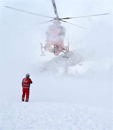 Skifahrer wurden nach einem Lawinenabgang vom Hubschrauber geborgen