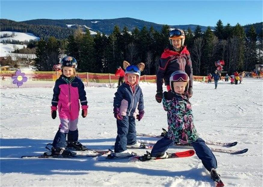 Skihasen unterwegs. In den vier Tagen des Winterskikurses lernten die Kinder das Skifahren oder verbesserten ihre Fähigkeiten. 