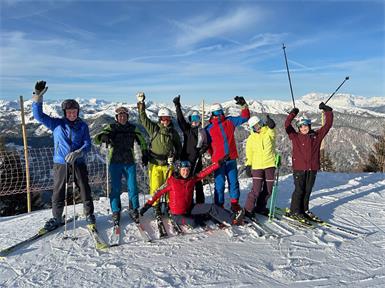 Skiinstruktor Michael Haenlein aus Kleinhöflein (3. v.l.) mit seiner Erwachsenengruppe im Schigebiet Zauchensee/Flachauwinkel