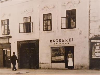 So sah die Bäckerei in der Eisenstädter Hauptstraße 10 im Jahr 1948 aus. Heute ist hier eine Auslage eingerichtet, das Verkaufsgeschäft befindet sich nebenan.
