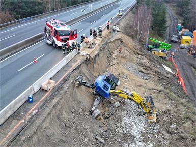 So sah es hier im Dezember nach dem Hangrutsch aus. Die Fahrstreifen sind nun wieder freigegeben.