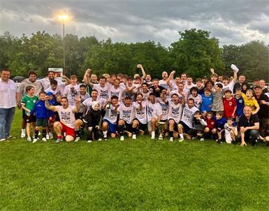 So sehen Sieger aus! Der SV Wulkaprodersdorf schnappte sich in der 2. Klasse Nord den Meistertitel und überholte in der letzten Runde den Konkurrenten Jois.
