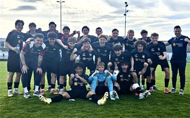 So sehen Sieger aus. Sie können es doch: Feiern. Die U18 siegte in der Südstadt bei der Admira mit 3:2. 