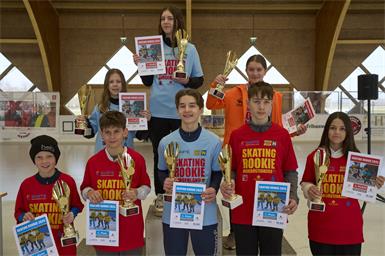 So sehen die SKATING ROOKIES 2026 aus: Sophie Keglovits (MS Stegersbach), Julian Seidl (MS Kirchschlag), Sarolta Zita Toth (MS Stegersbach), Tobias Handler (MS Kirchschlag), Angelina Singer (SMS Traiskirchen), Raphael Schuscha (SMS Matzen), Melanie Zöllner (MS Siegendorf ), Jonas Kindler (BG Kurzwiese Eisenstadt). 