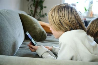 Social-Media kann laut der Expertin eine Belastung für Kinder sein