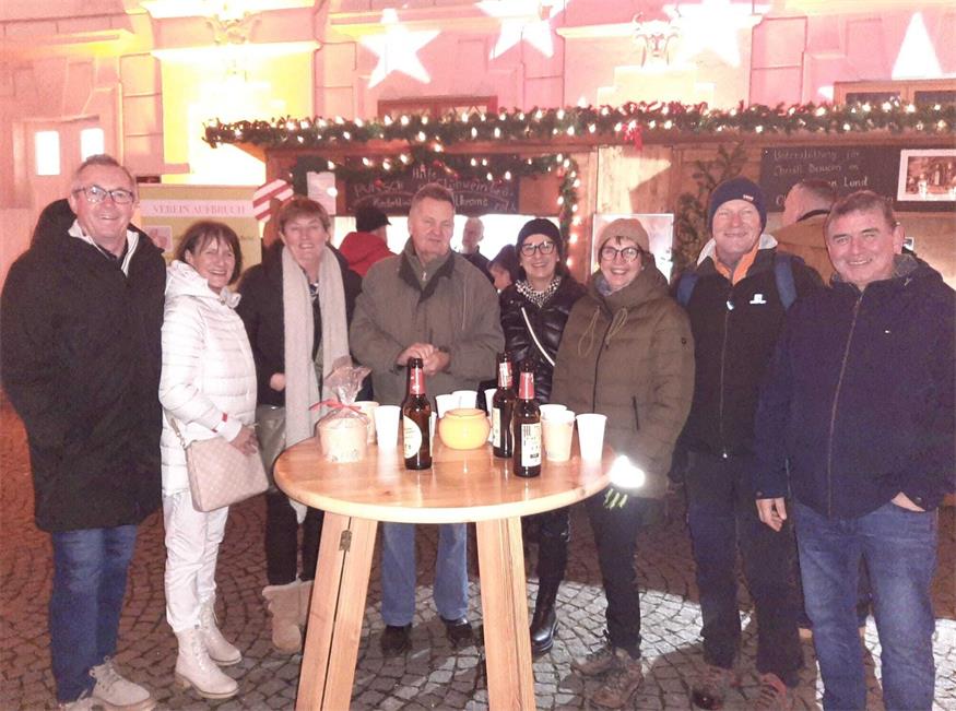 Sogar extra aus Leithaprodersdorf angereist kam eine Delegation, um den karitativen Glühweinstand des Vereins „Aufbruch“ vor dem Schloss Esterhazy zu unterstützen.