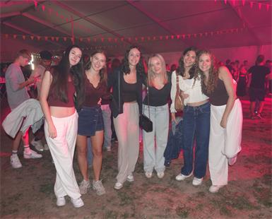 Sommer-Vibes im Zelt. Gemeinsam feiern und die Beats genießen – diese Mädelsrunde ließ sich die legendäre Festivalnacht nicht entgehen.