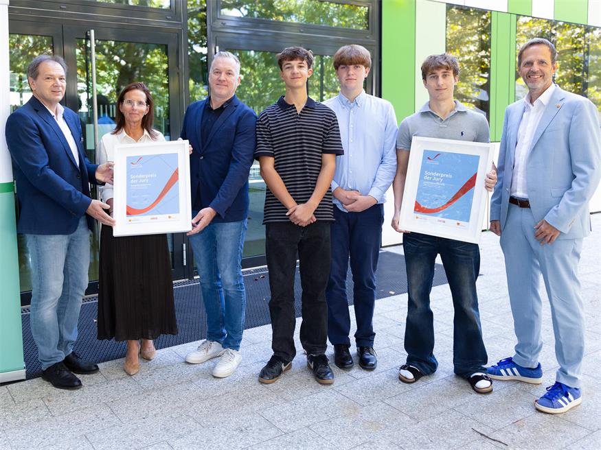 Sonderpreis für die "clicksgefühle" (v.l.): Professor Franz Wohlfahrt und Tanja Bayer-Felzmann, Direktorin des Gymnasiums Neusiedl am See, Geschäftsführer Andreas Wenth, Jakob Mospointner, Felix Jantsch und Niklas Wurm vom Projektteam des Gymnasiums und Michael Sedlak (Wirtschaftsagentur).