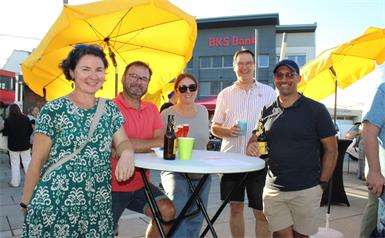 Sonja Csitkovics, Robert und Petra Toth, Richard Wolfram und Didi Csitkovics beim gemeinsamen Genuss am Hauptplatz.