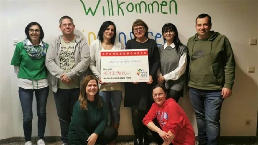 Sonja, Max, Sabine, Bettina, Irmi, Nicci und Gery überreichen eine Spende von 12.960 Euro, die Einnahmen von einem Jahr, an Helga vom Kinderhospiz Netz im März 2024. 