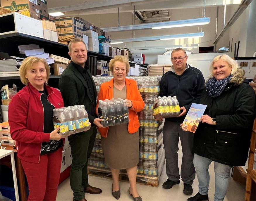 Sonnenmarkt-Marktleiterin Angelika Seldte, Beverage Service Geschäftsführer Stefan Wiener, Präsidentin der Volkshilfe Burgenland Verena Dunst, Lagerleiter Thomas Illigasch und Administratorin Eva Winkler (v.l.).