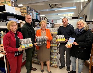 Sonnenmarkt-Marktleiterin Angelika Seldte, Beverage Service Geschäftsführer Stefan Wiener, Präsidentin der Volkshilfe Burgenland Verena Dunst, Lagerleiter Thomas Illigasch und Administratorin Eva Winkler (v.l.).