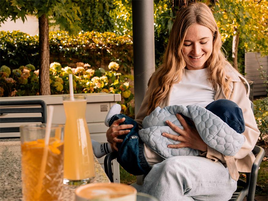 Sophie Fromwald stillt ihren Sohn, solange er es braucht.