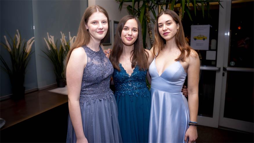 Sophie, Leonie und Mia mit ihren feschesten Ballkleidern.