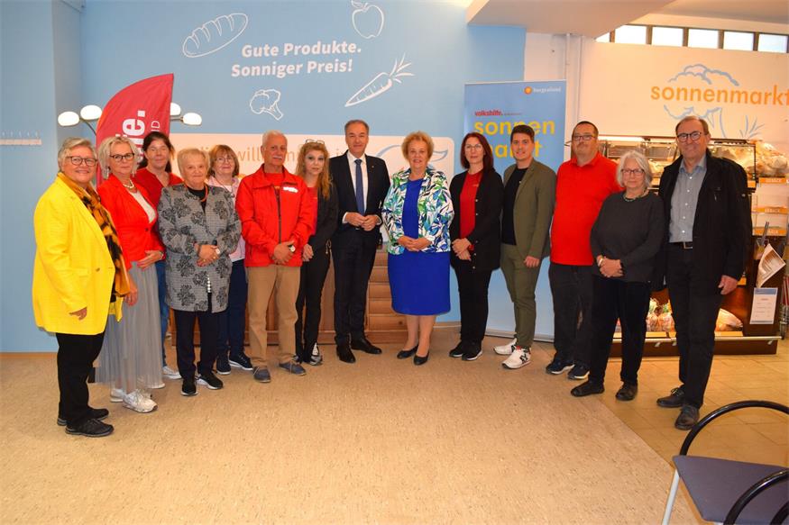 Sozial-Landesrat Leonhard Schneemann, Volkshilfe Burgenland-Präsidentin Verena Dunst, Sonnenmarkt Oberpullendorf-Leiterin Susanna Weidinger, Volkshilfe Burgenland-stellvertretender Geschäftsführer Patrick Gober, Vizebürgermeister Nikolaus Dominkovits sowie die Mitarbeiter und ehrenamtlichen Helfer bei der Zwei-Jahres-Feier des Sonnenmarktes in Oberpullendorf.