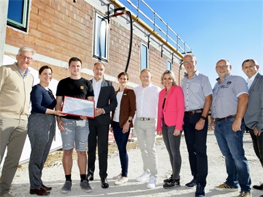 Soziallandesrat Dr. Leonhard Schneemann mit allen Beteiligten bei der Gleichenfeier.
