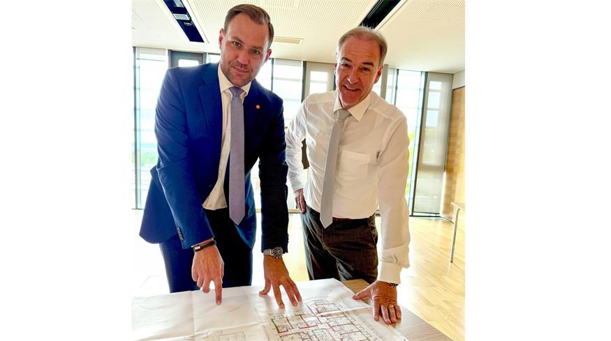Soziallandesrat Leonhard Schneemann und Johannes Zsifkovits, Geschäftsführer der Pflegeservice Burgenland GmbH, wollen noch heuer damit beginnen, die Pläne für das erste stationäre Hospiz im Burgenland umzusetzen.