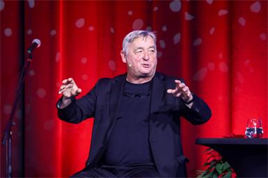 „Spätlese“: Kabarett-Abend mit Andreas Vitasek , am 14. März um 19 Uhr in der Veranstaltungshalle in Neudorf. 