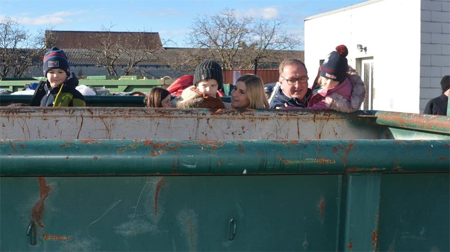 Kindergarten besuchte Altstoffsammelstelle in Schützen
