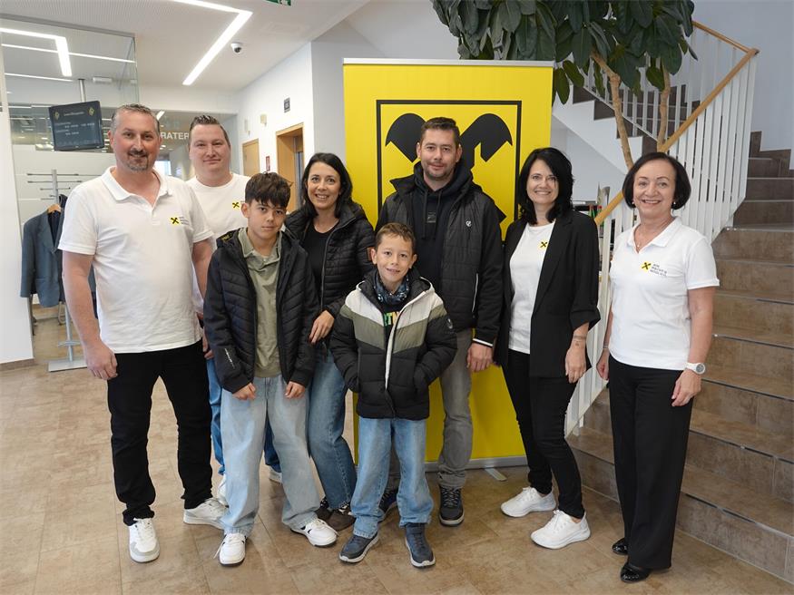 Sparen macht gemeinsam am meisten Spaß. Einen rundum gelungenen Festtag verbrachten die Raiffeisenbank Burgenland Mitte-Mitarbeiter Ralf Schendera, Benedikt Strehn, Erika Bauer und Karin Wiedeschitz zusammen mit den fleißigen Nachwuchs-Sparern Jakob und Jonas sowie Barbara und Christoph im Kompetenzzentrum in Deutschkreutz.