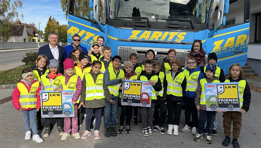 Spartengeschäftsführer Bernhard Dillhof, Lkw-Lenker Dietmar Grafl und die Klassenlehrerinnen Dagmar Granabetter und Barbara Kirschberger mit den Kindern der Volksschule Antau.
