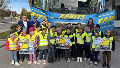 Spartengeschäftsführer Bernhard Dillhof, Lkw-Lenker Dietmar Grafl und die Klassenlehrerinnen Dagmar Granabetter und Barbara Kirschberger mit den Kindern der Volksschule Antau.