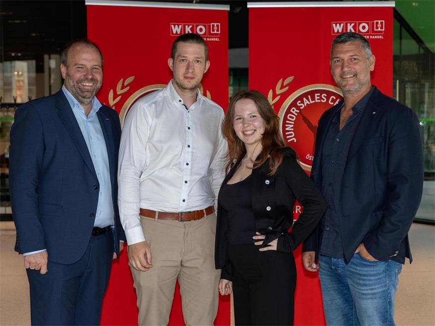 Spartengeschäftsführer Christoph Gruber, Markus Szabo (Verkaufsleiter bei XXXLutz in Eisenstadt), Lena Sophie Surböck und René Mahlknecht, Obmann des Landesgremiums Maschinen- und Technologiehandel (v. l.) 