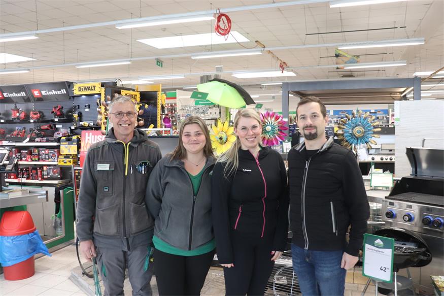 Spartenleiter Denis Räder (r.), Filialleiter Andreas Aigner (l.) sowie Celine Kreuz und Bernadette Pauschenwein begrüßten die Kunden mit einem Lächeln. 