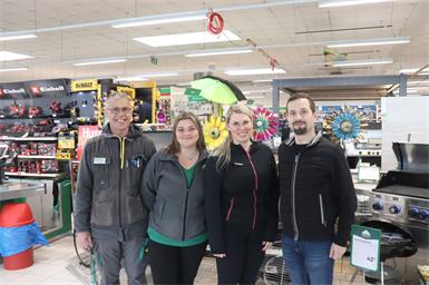 Spartenleiter Denis Räder (r.), Filialleiter Andreas Aigner (l.) sowie Celine Kreuz und Bernadette Pauschenwein begrüßten die Kunden mit einem Lächeln. 