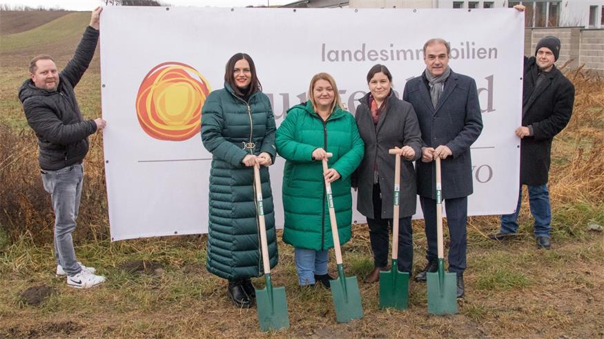 Spatenstich für das Pflegezentrum des Landes in Steinbrunn mit Landeshauptmann-Stellvertreterin und Steinbrunner Gemeinderätin Astrid Eisenkopf, Bürgermeisterin Isabella Radatz-Grauszer, SOWO-Geschäftsführerin Melanie Piskernik und Soziallandesrat Leonhard Schneemann.