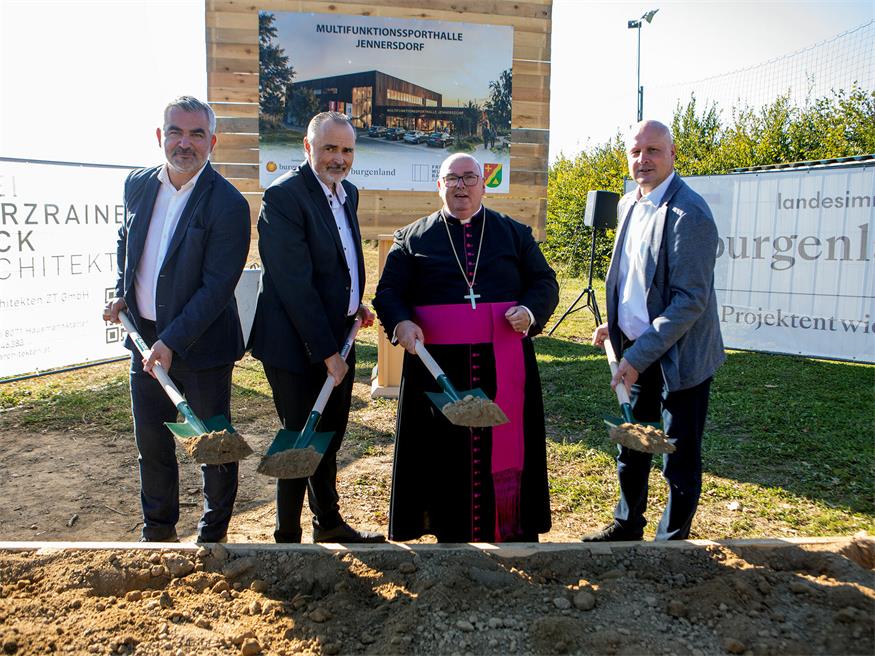 Spatenstich für eine neue Multifunktionssporthalle Jennersdorf: LR heinrich Dorner, Landeshauptmann Hans Peter Doskozil, Stadtpfarrer Franz Brei und Bürgermeister Reinhrad Deutsch.
