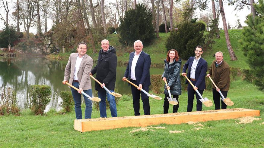 Spatenstich für historische Wasserlauf-Rekonstruktion: Igor Smrtnik, Andreas Zechmeister, Thomas Steiner, Katharina Bruckner, Christian Widder und Stefan Ferschich (v.l.).