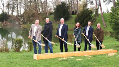 Spatenstich für historische Wasserlauf-Rekonstruktion: Igor Smrtnik, Andreas Zechmeister, Thomas Steiner, Katharina Bruckner, Christian Widder und Stefan Ferschich (v.l.).