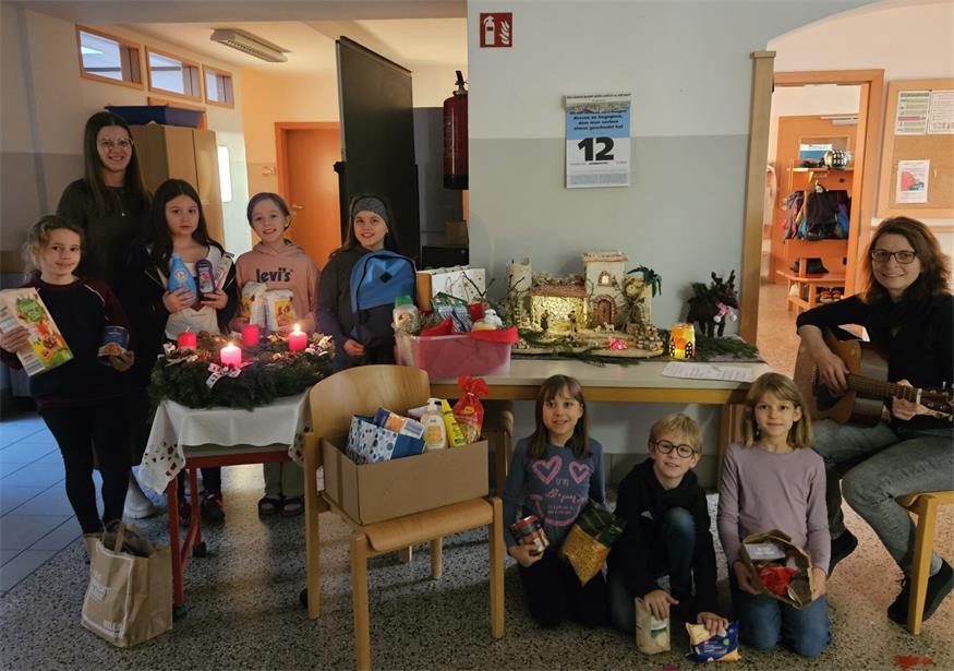 Spendenaktion. Die Kinder brachten im Zuge des „verkehrten Adventkalenders“ Sachspenden für die Pannonische Tafel mit. Für den Sterntalerhof wurde im Rahmen eines Adventbasars gesammelt.