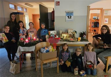 Spendenaktion. Die Kinder brachten im Zuge des „verkehrten Adventkalenders“ Sachspenden für die Pannonische Tafel mit. Für den Sterntalerhof wurde im Rahmen eines Adventbasars gesammelt.