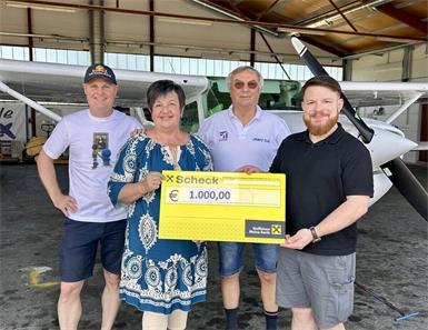Spendenübergabe: Obmann Michael Frey, Fliegerclub Punitz, Bürgermeisterin Michaela Raber, Reinhard Kremser und Johannes Kirnbauer.