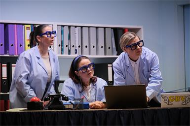 Spielen drei himmlische Verwalterinnen: Christa Adrian, Nina Pitzl und Eva Klein.