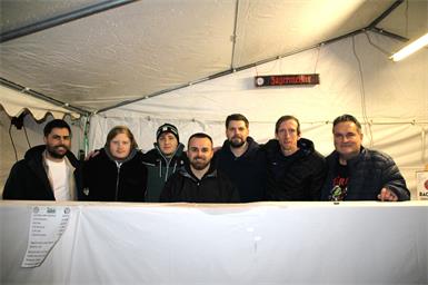 Spieler und Funktionäre standen bereit, um die Besucherinnen und Besucher mit Getränken und Speisen zu versorgen.