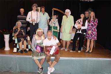 Spielten Theater. Eric Supper, Stefan Schmidt, Ali Schlapschy-Danzinger, Johann Horvath, Florian Paul, Markus Schlögl, Heidemarie Zachoval, Marion Schmidt, Ingrid Draskovits, Renate Stampf und Stefanie Fraller. 