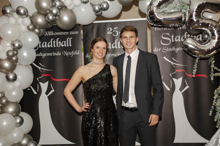 „Alles Walzer“ beim Neufelder Stadtball Spitzen-Leichtahtlet Niklas Strohmayer-Dangl und Kathi Palleschitz ließen sich den Stadtball nicht entgehen.