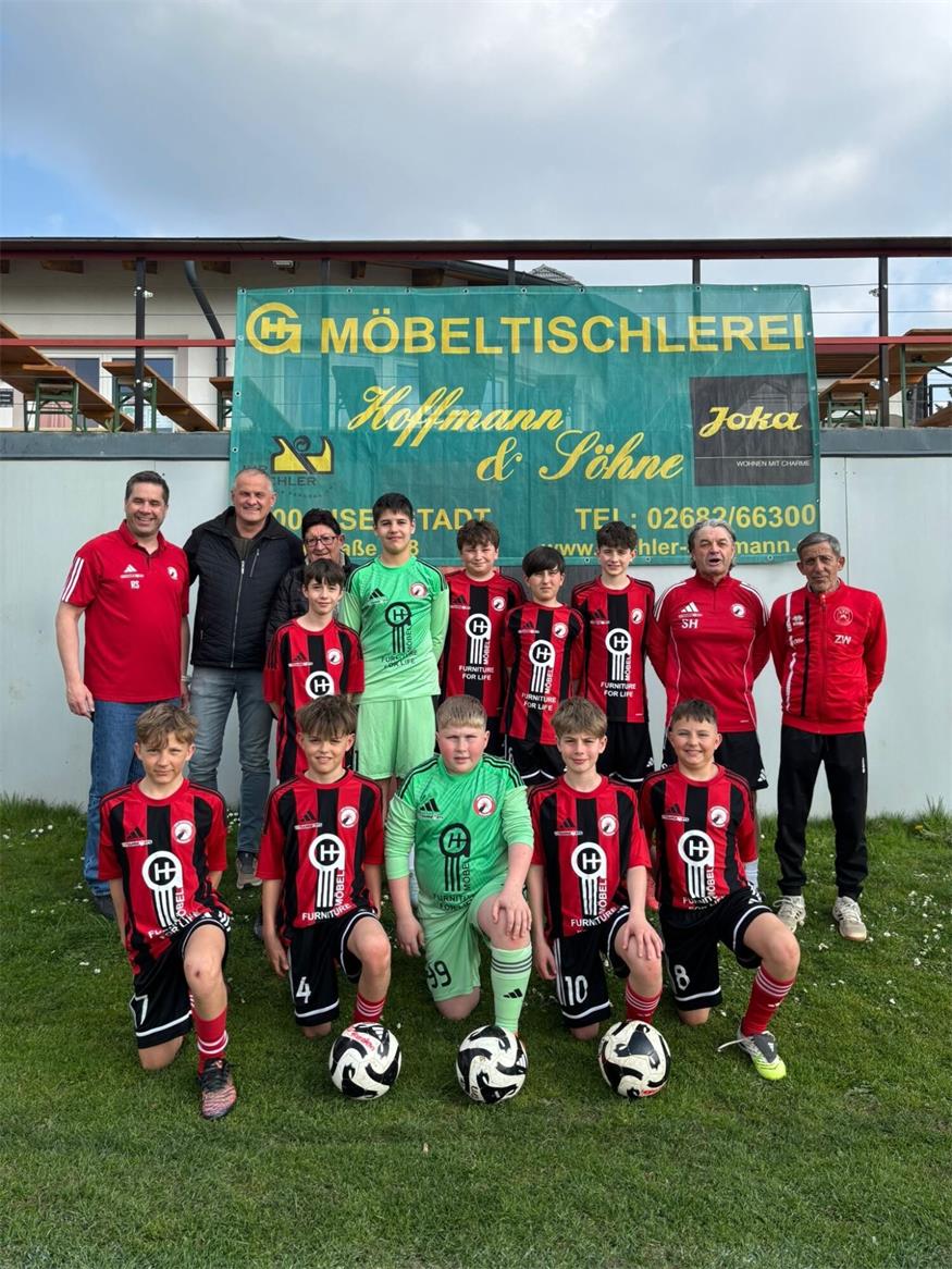 Sponsor Klaus Hoffmann (2.v.l.) mit der Hornsteiner U12-Mannschaft. 