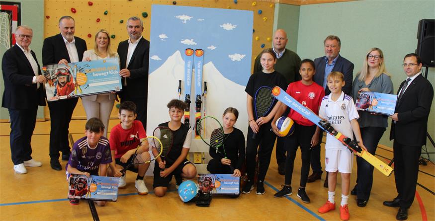 Sport, Wirtschaft und Schulen als Partner der Politik. Die Gratis-Aktion wurde 2024 auch gemeinsam präsentiert, zusammen mit Schülerinnen und Schülern in Siegendorf.