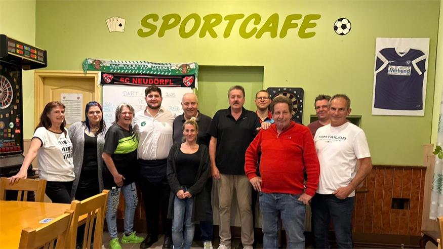 Sportcafé-Inhaber Franz Schober (Mitte) mit einigen Teilnehmern des ersten Dartturniers. Eine Neuauflage ist bereits für Jänner geplant.